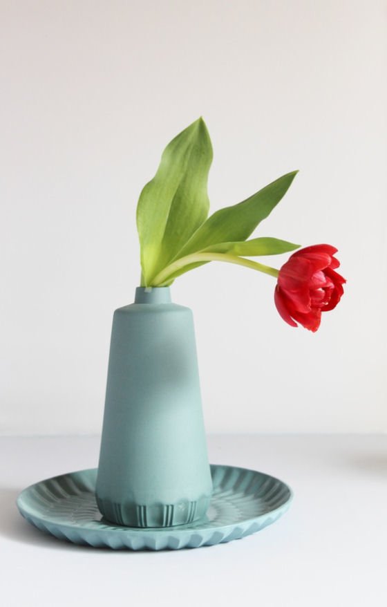 Blue ceramic vase and plate with red tulip by Dutch contemporary ceramic artist Lenneke Wispelwey