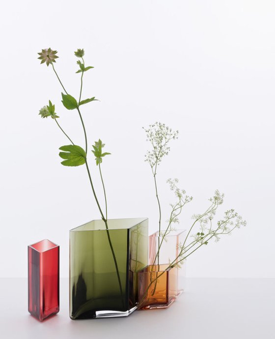 Red, green and amber Ruutu glass vases with flowers